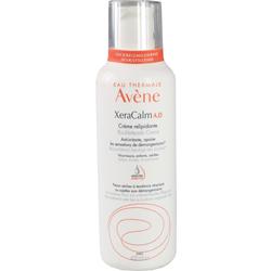 Weiße Flasche mit Avene XeraCalm A.D Creme gegen Juckreiz.